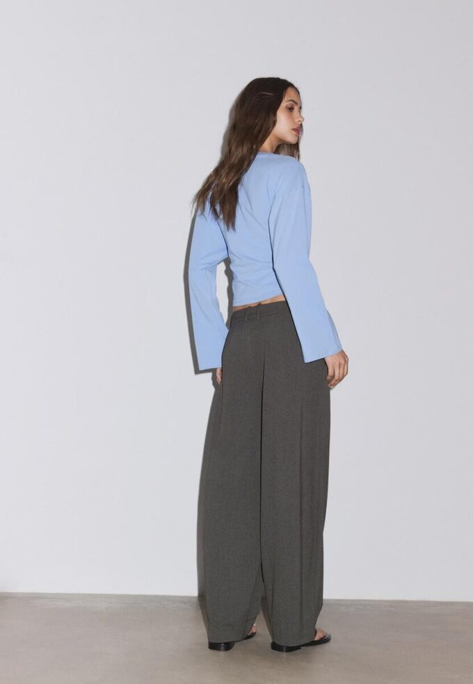 Pantaloni largi eleganți cu detalii la cusături Pantaloni largi eleganți cu detalii la cusături
