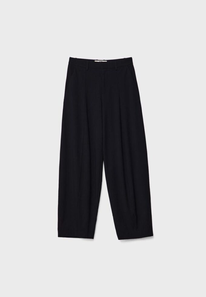 Pantaloni largi eleganți cu detalii la cusături Pantaloni largi eleganți cu detalii la cusături