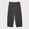 Pantaloni largi eleganți cu detalii la cusături Pantaloni largi eleganți cu detalii la cusături