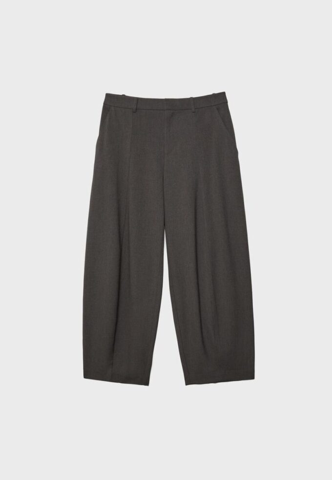 Pantaloni largi eleganți cu detalii la cusături Pantaloni largi eleganți cu detalii la cusături