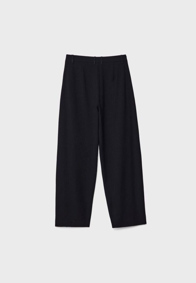 Pantaloni largi eleganți cu detalii la cusături Pantaloni largi eleganți cu detalii la cusături