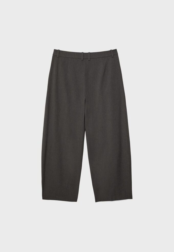 Pantaloni largi eleganți cu detalii la cusături Pantaloni largi eleganți cu detalii la cusături