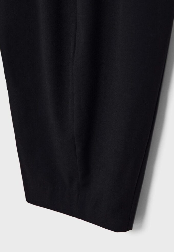 Pantaloni largi eleganți cu detalii la cusături Pantaloni largi eleganți cu detalii la cusături