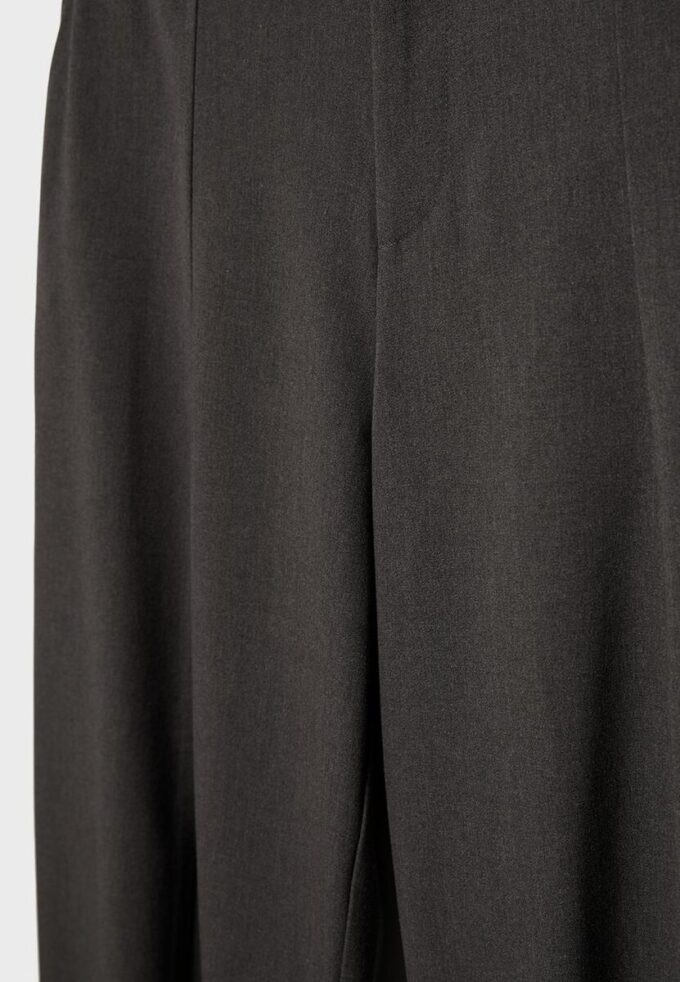 Pantaloni largi eleganți cu detalii la cusături Pantaloni largi eleganți cu detalii la cusături