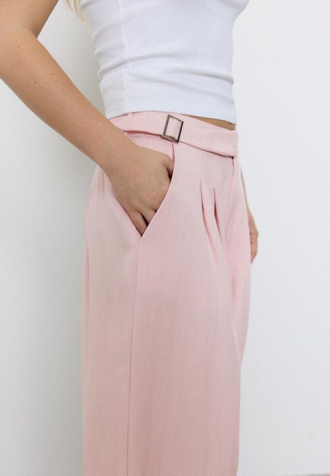 Pantaloni sarouel cu pense și cataramă Pantaloni sarouel cu pense și cataramă