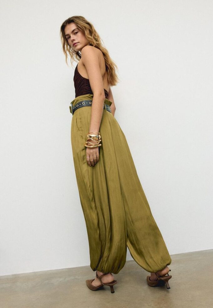 Pantaloni sarouel din satin cu curea Pantaloni sarouel din satin cu curea