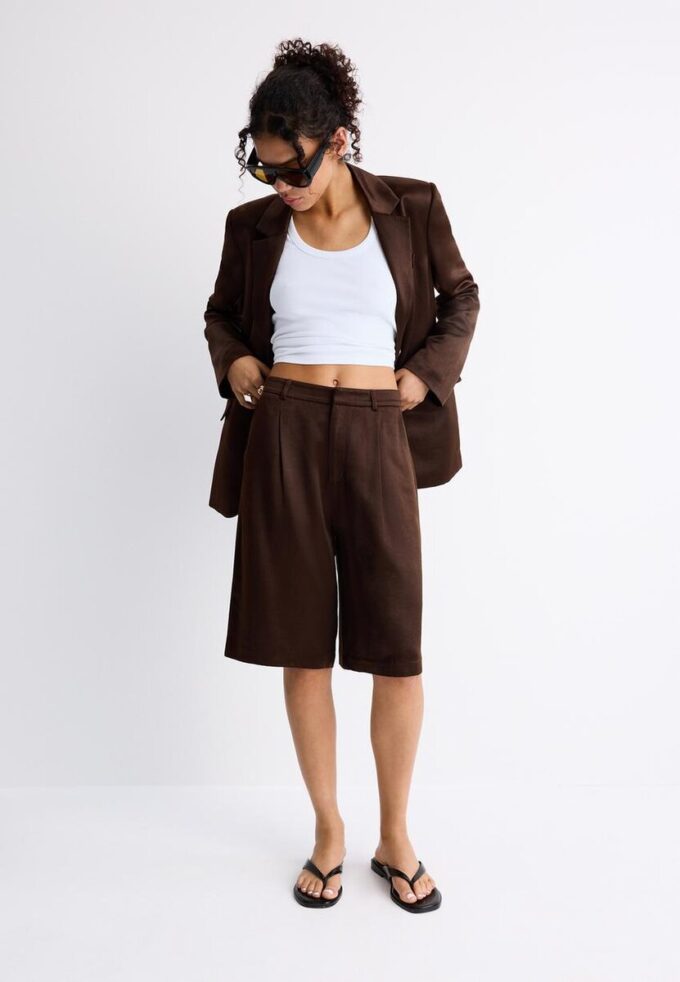 Pantaloni scurți din satin cu pense Pantaloni scurți din satin cu pense