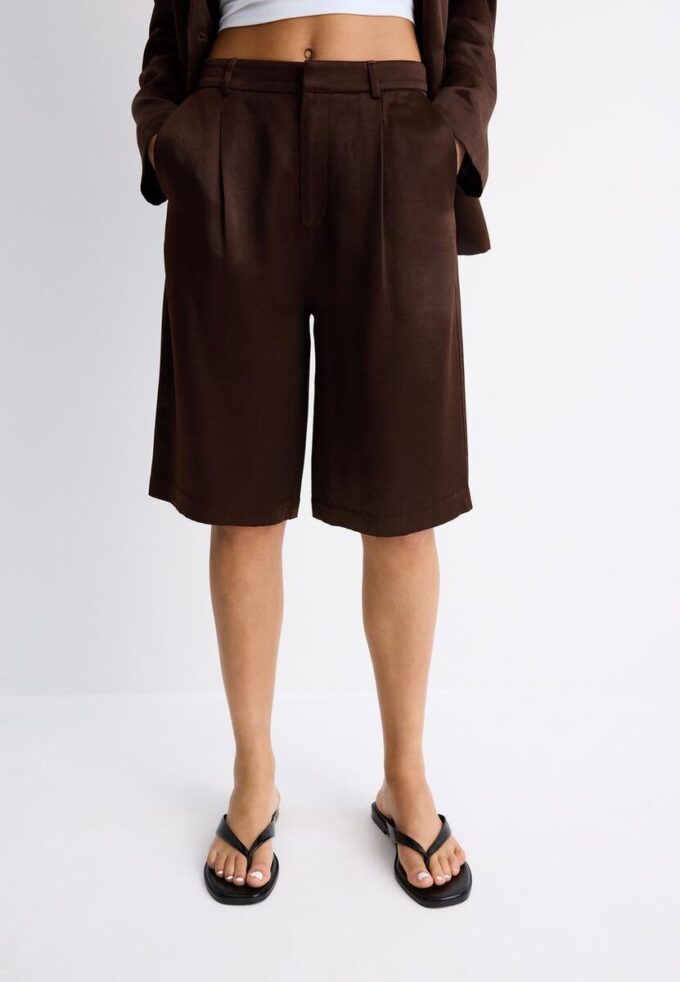 Pantaloni scurți din satin cu pense Pantaloni scurți din satin cu pense