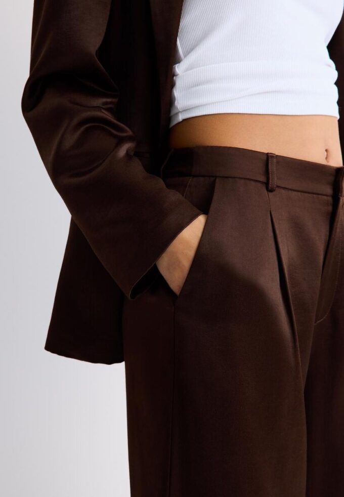 Pantaloni scurți din satin cu pense Pantaloni scurți din satin cu pense