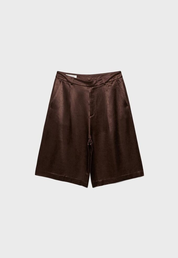 Pantaloni scurți din satin cu pense Pantaloni scurți din satin cu pense