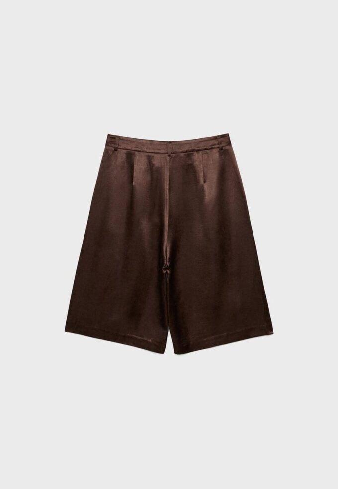 Pantaloni scurți din satin cu pense Pantaloni scurți din satin cu pense