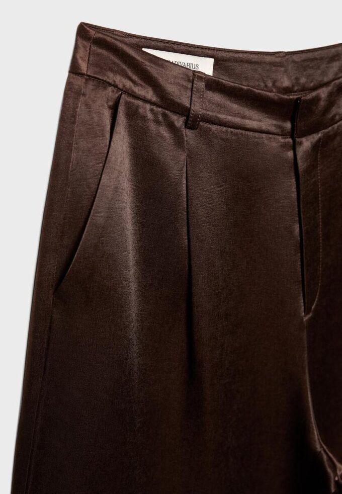 Pantaloni scurți din satin cu pense Pantaloni scurți din satin cu pense