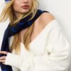 Pulover cu guler în V și mâneci lățite Pulover cu guler în V și mâneci lățite