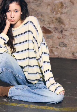 Pulover din tricot fin cu dungi