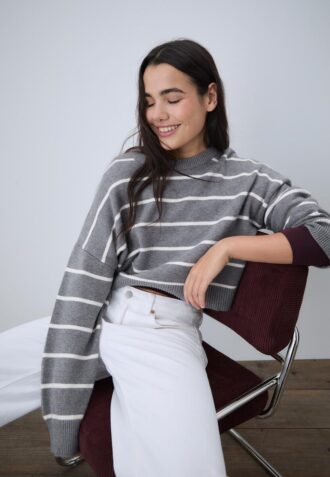 Pulover scurt din tricot cu dungi Pulover scurt din tricot cu dungi