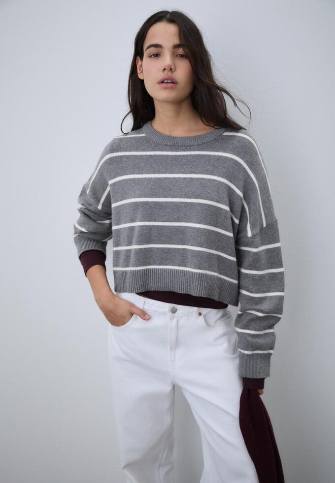 Pulover scurt din tricot cu dungi Pulover scurt din tricot cu dungi