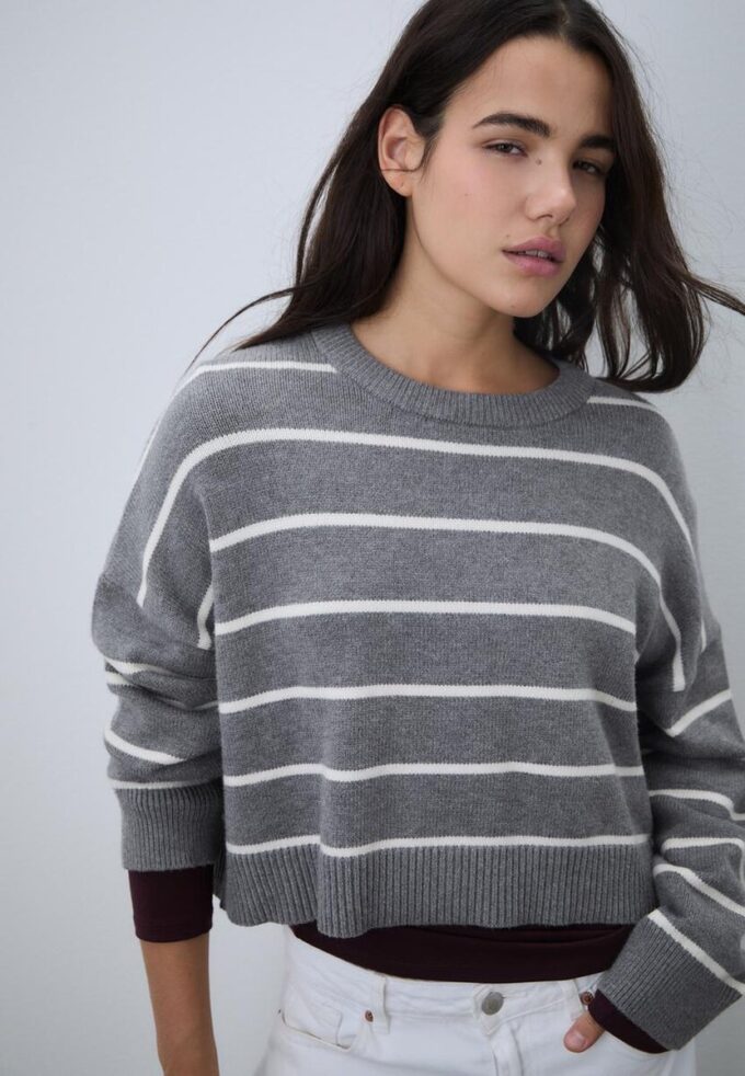 Pulover scurt din tricot cu dungi Pulover scurt din tricot cu dungi