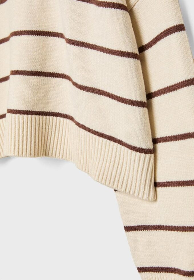 Pulover scurt din tricot cu dungi Pulover scurt din tricot cu dungi