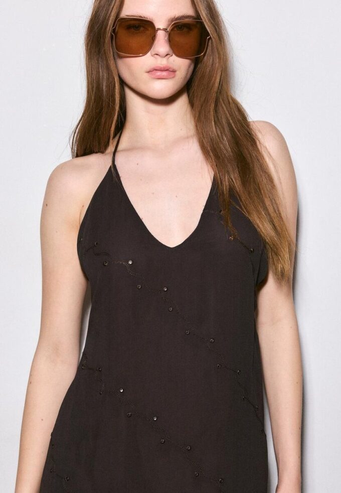 Rochie lungă cu guler halter brodată Rochie lungă cu guler halter brodată