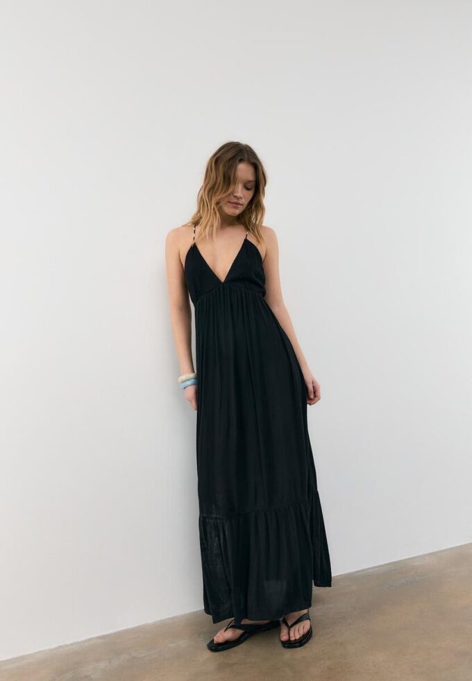Rochie lungă din crep cu bretele cu mărgele Rochie lungă din crep cu bretele cu mărgele