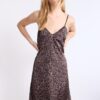 Rochie lungă și fluidă din satin