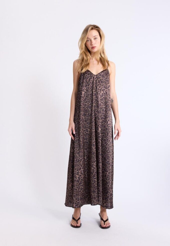 Rochie lungă și fluidă din satin