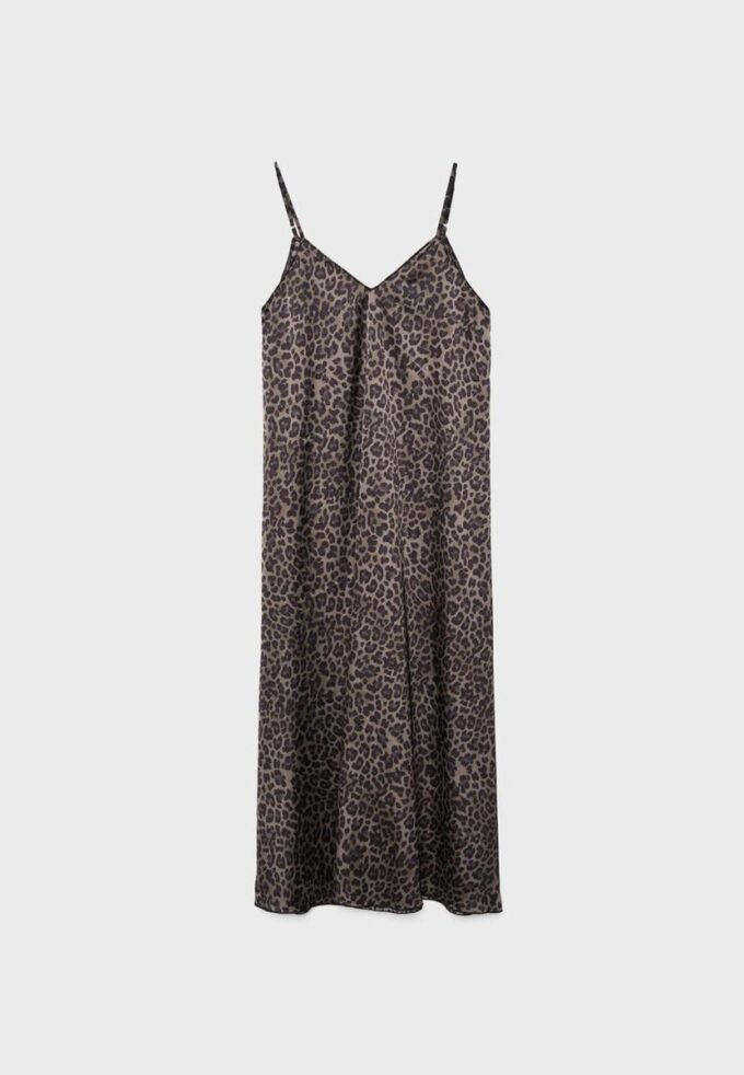 Rochie lungă și fluidă din satin