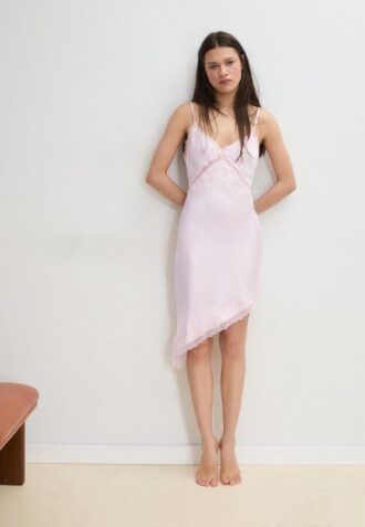 Rochie scurtă asimetrică din satin