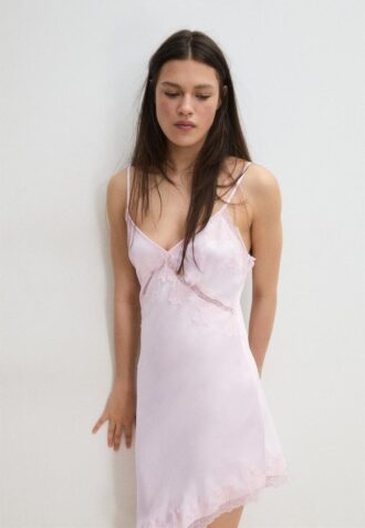 Rochie scurtă asimetrică din satin