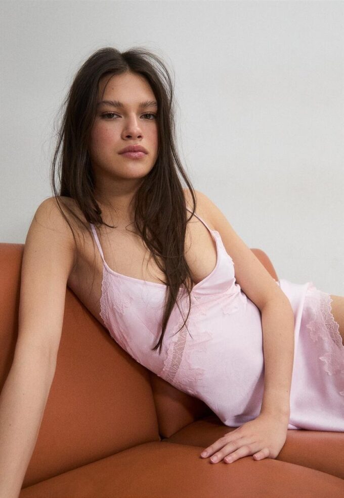 Rochie scurtă asimetrică din satin Rochie scurtă asimetrică din satin