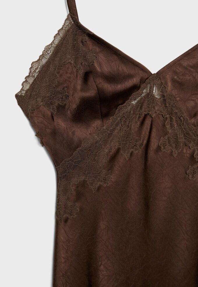 Rochie scurtă asimetrică din satin