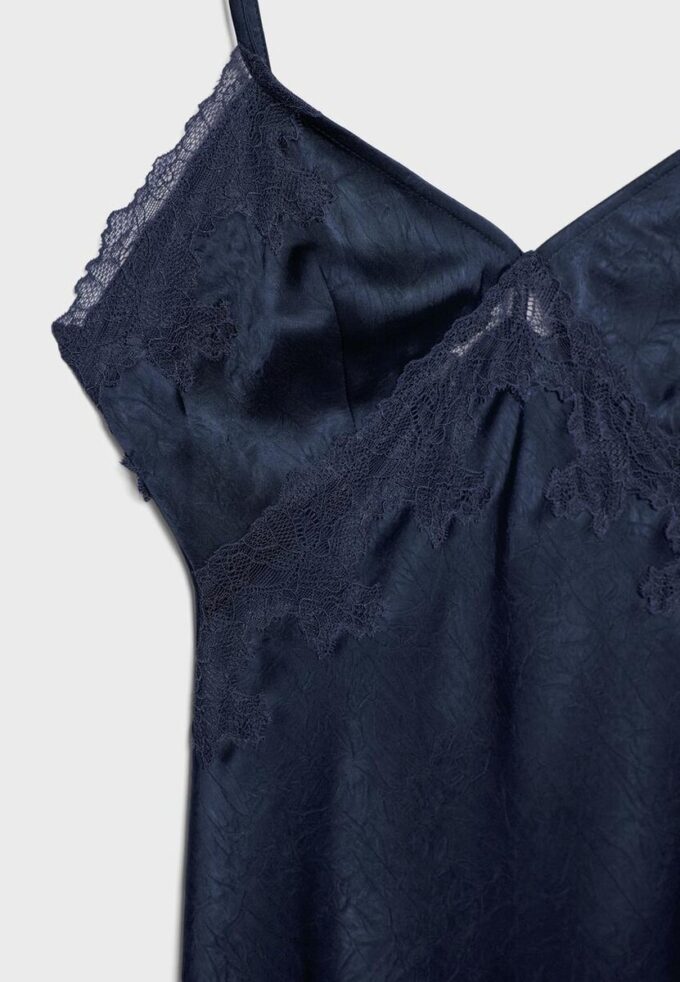 Rochie scurtă asimetrică din satin Rochie scurtă asimetrică din satin