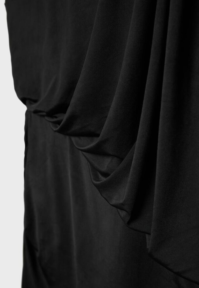 Rochie scurtă asimetrică drapată