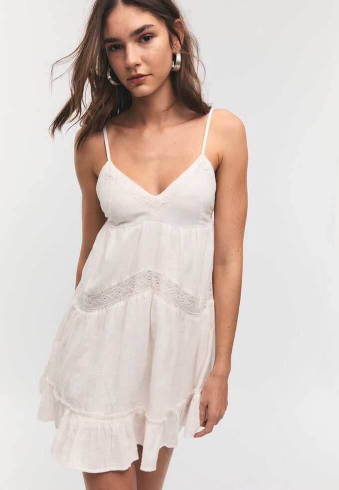 Rochie scurtă cu detalii din dantelă Rochie scurtă cu detalii din dantelă