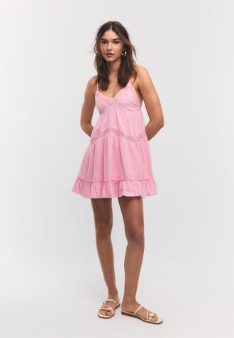 Rochie scurtă cu detalii din dantelă