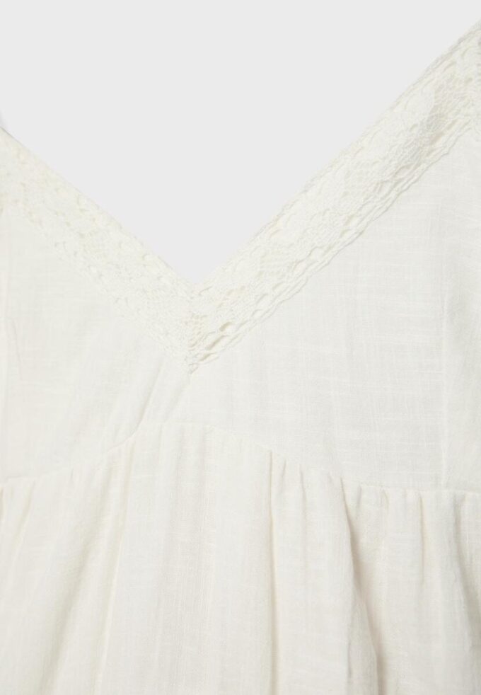 Rochie scurtă cu detalii din dantelă Rochie scurtă cu detalii din dantelă