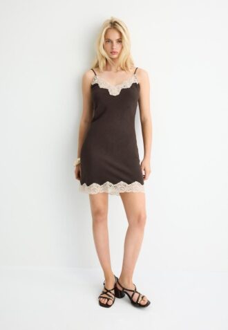 Rochie scurtă din dantelă rustică