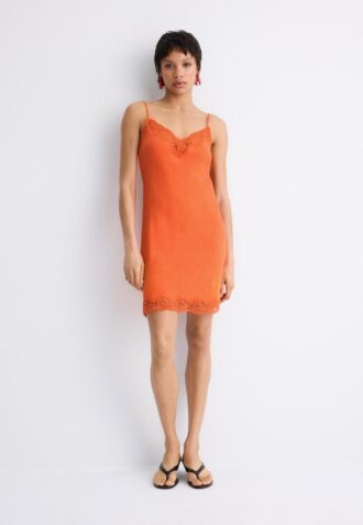 Rochie scurtă din dantelă rustică