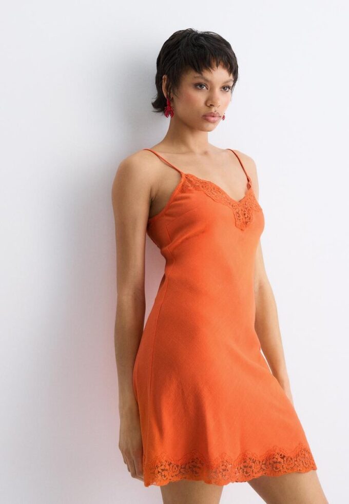 Rochie scurtă din dantelă rustică Rochie scurtă din dantelă rustică