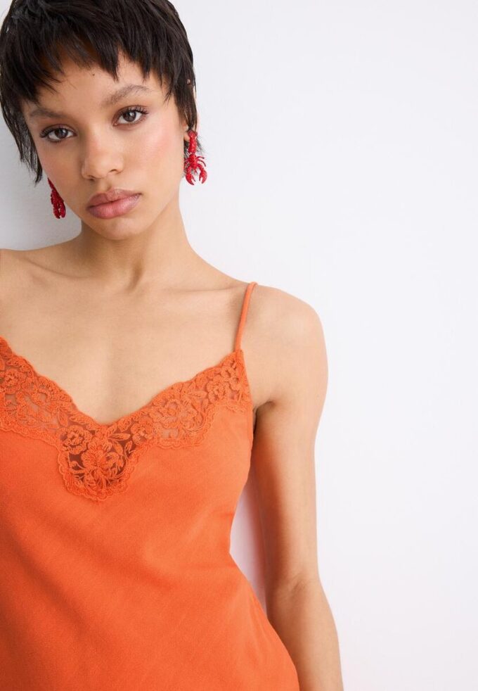 Rochie scurtă din dantelă rustică Rochie scurtă din dantelă rustică