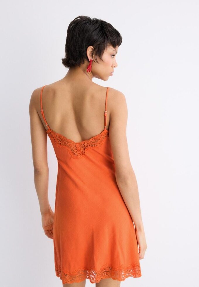 Rochie scurtă din dantelă rustică Rochie scurtă din dantelă rustică