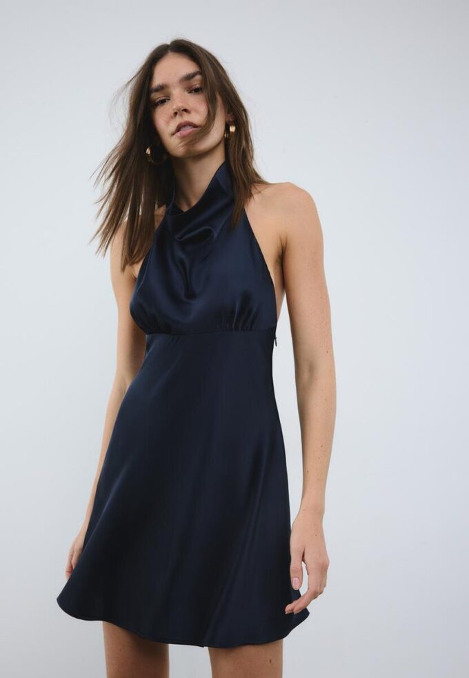 Rochie scurtă din satin cu gât halter Rochie scurtă din satin cu gât halter