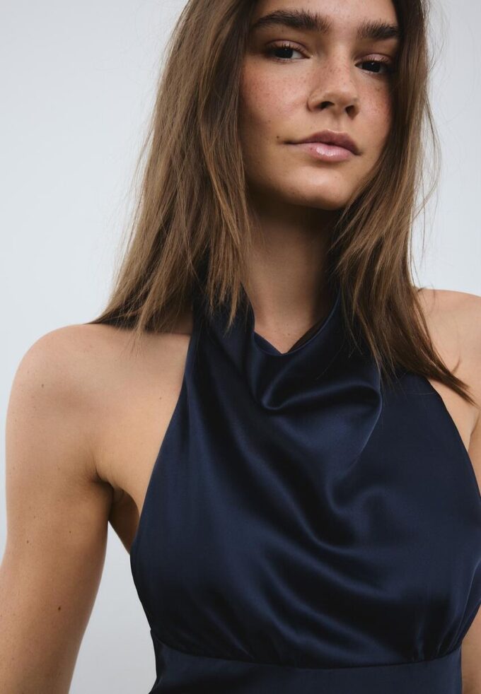 Rochie scurtă din satin cu gât halter Rochie scurtă din satin cu gât halter