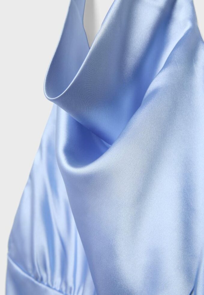 Rochie scurtă din satin cu gât halter