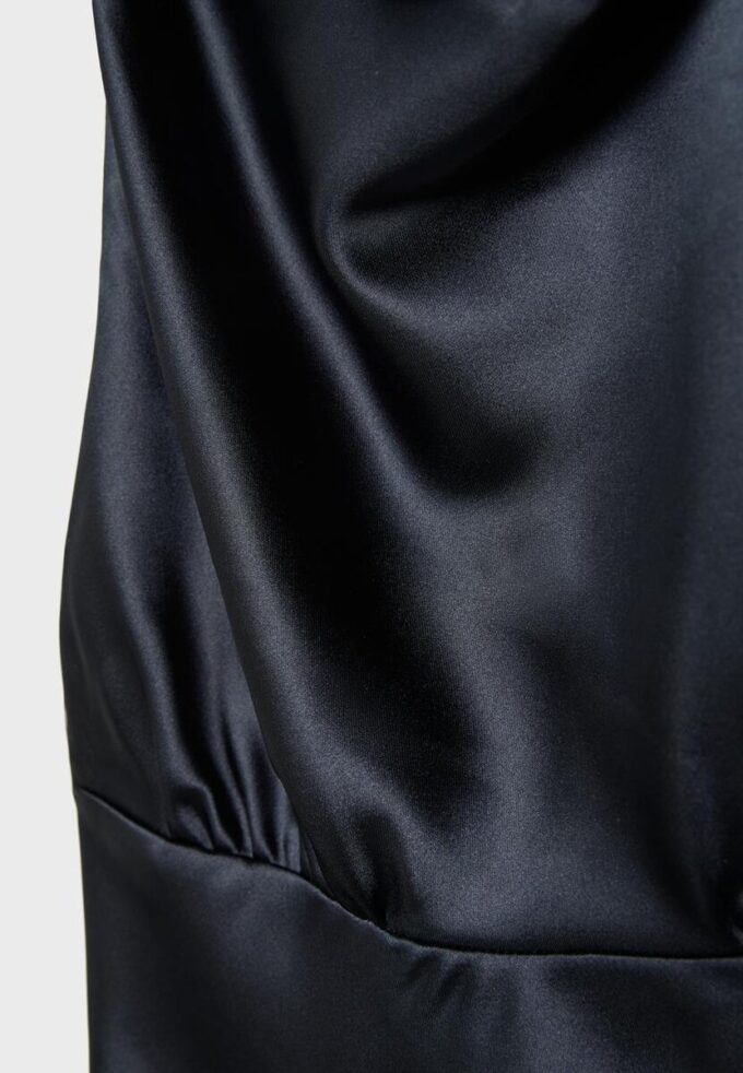 Rochie scurtă din satin cu gât halter Rochie scurtă din satin cu gât halter