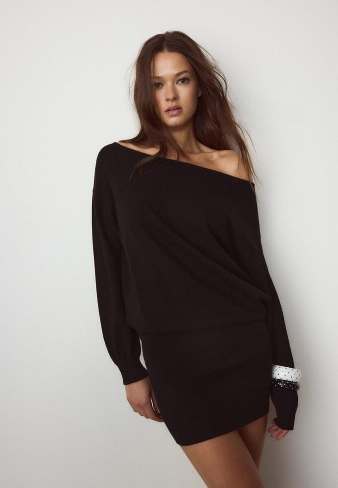 Rochie scurtă din tricot cu guler barcă