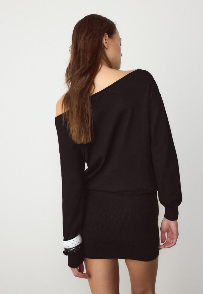Rochie scurtă din tricot cu guler barcă