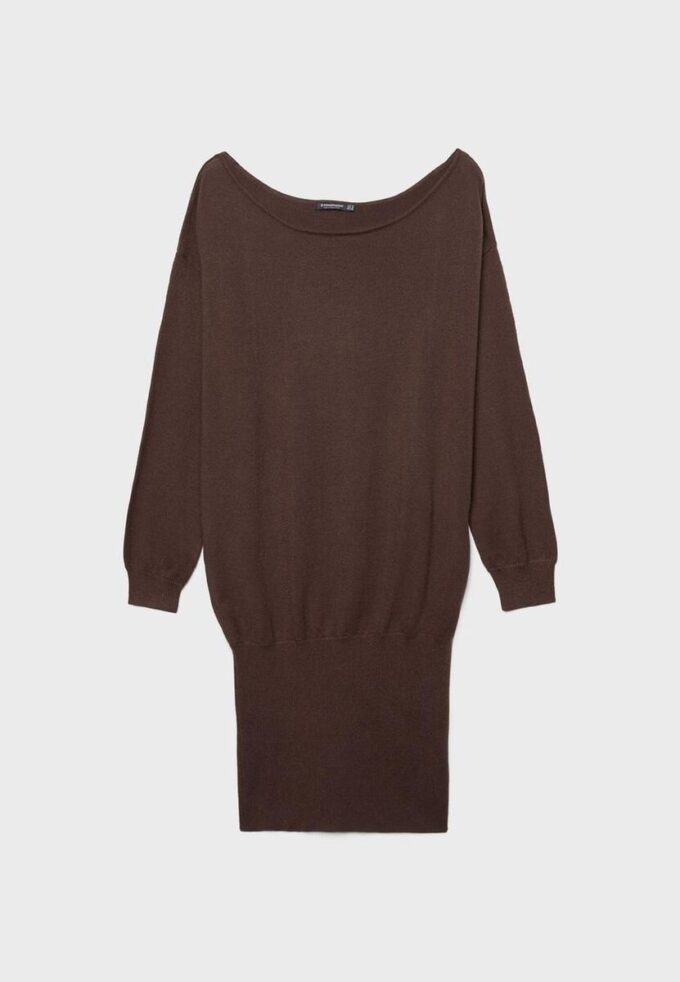Rochie scurtă din tricot cu guler barcă Rochie scurtă din tricot cu guler barcă