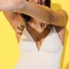 Rochie scurtă, fluidă, cu detaliu legat la spate Rochie scurtă, fluidă, cu detaliu legat la spate