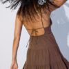 Rochie scurtă, fluidă, cu detaliu legat la spate Rochie scurtă, fluidă, cu detaliu legat la spate